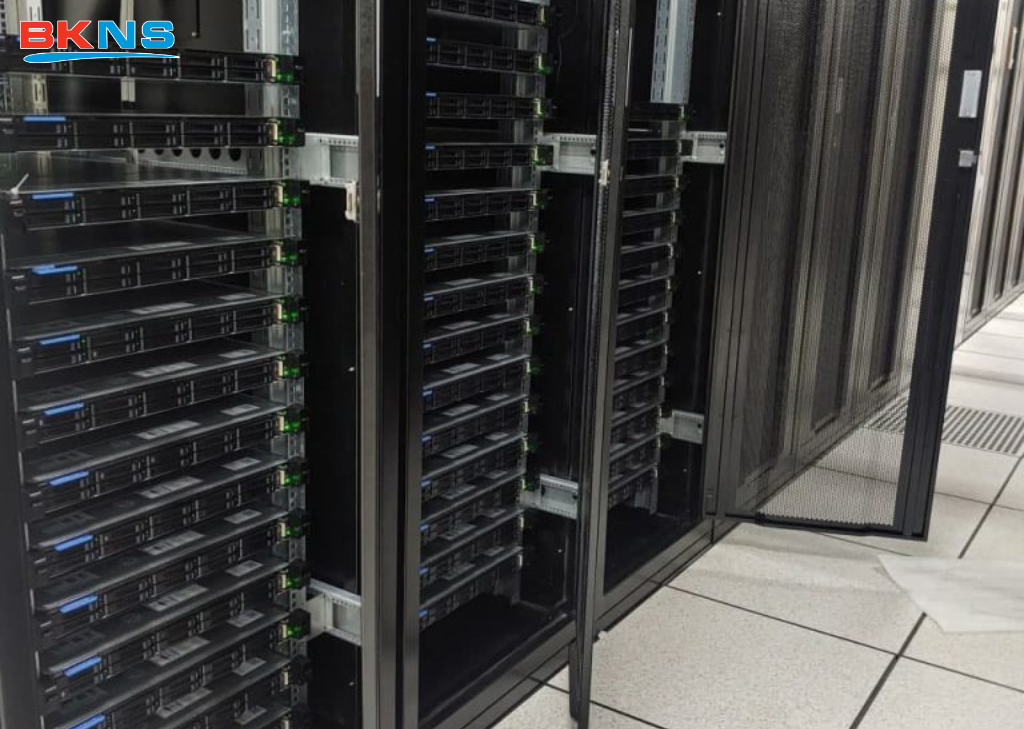 Phòng server đóng vai trò rất quan trọng, là nơi lưu trữ các thiết bị và dữ liệu.