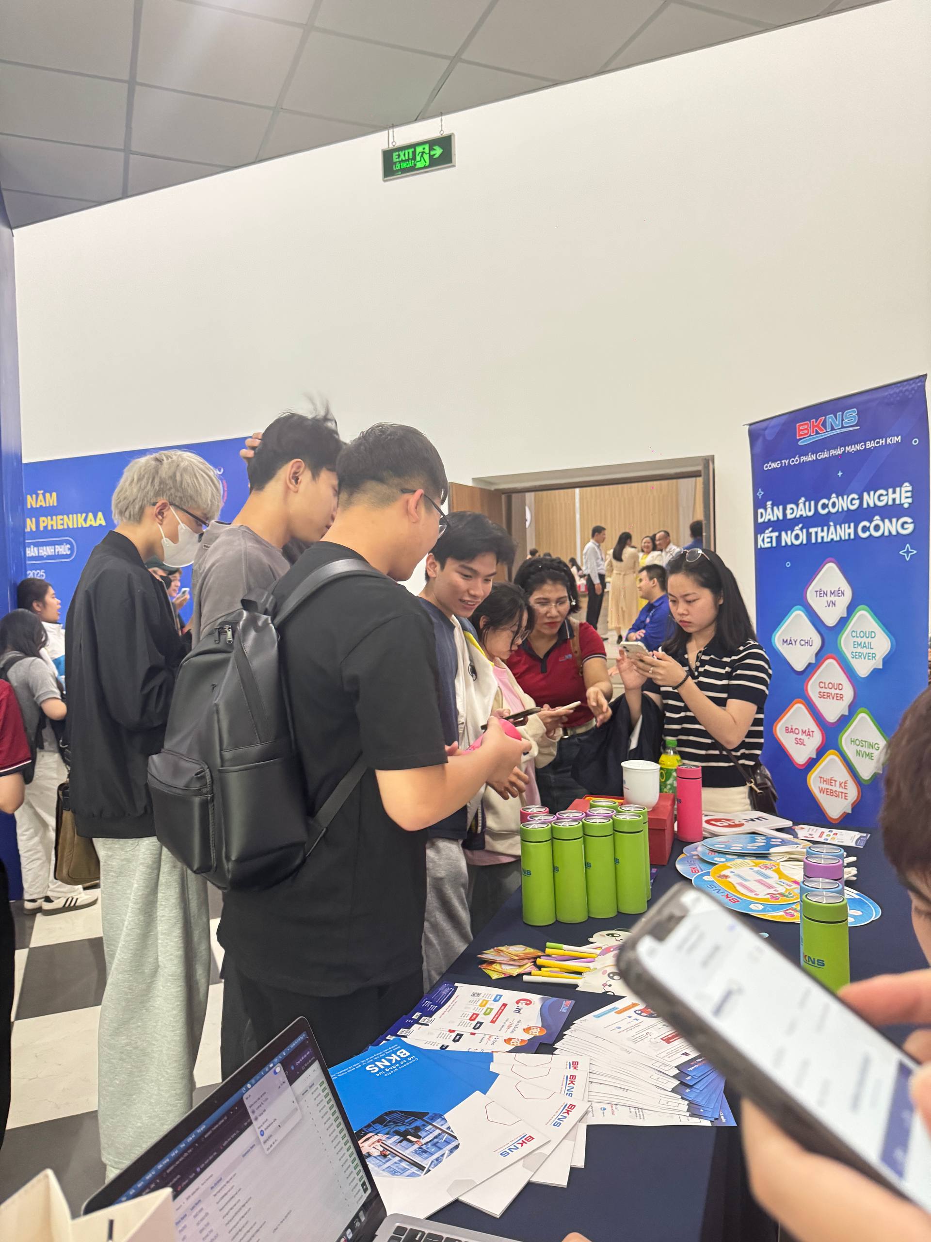 sinh-vien-ghe-tham-gian-hang