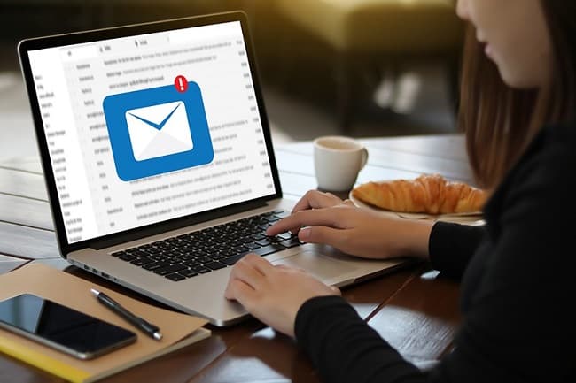 Webmail là ứng dụng có khả năng truy cập Email server để gửi và nhận Email