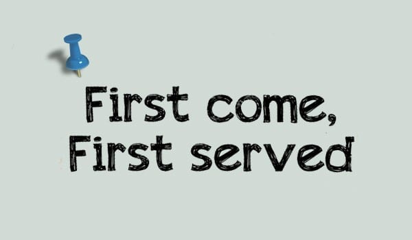 Với First Come First Served, công việc đến trước làm trước, công việc đến sau làm sau.