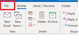 Bạn khởi động Outlook lên sau đó chọn File