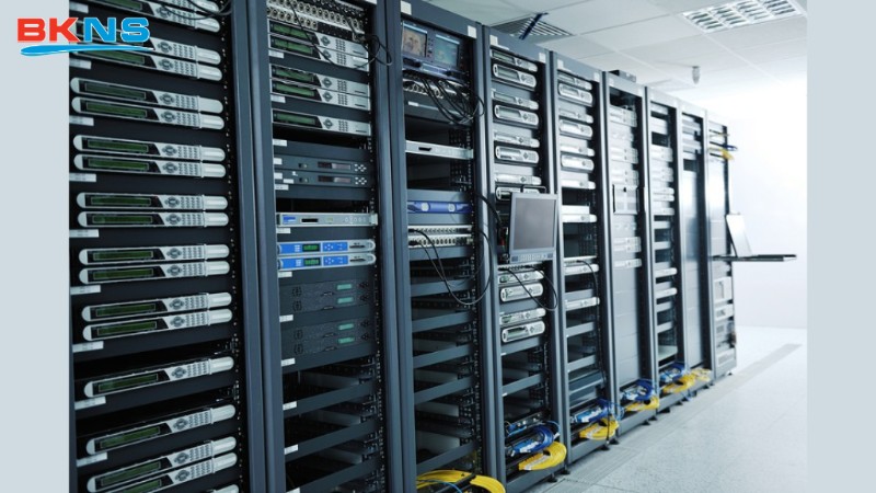 Khi cần phục vụ nhiều người dùng truy cập chung, hệ thống chạy 24/7 thì nên đầu tư máy chủ