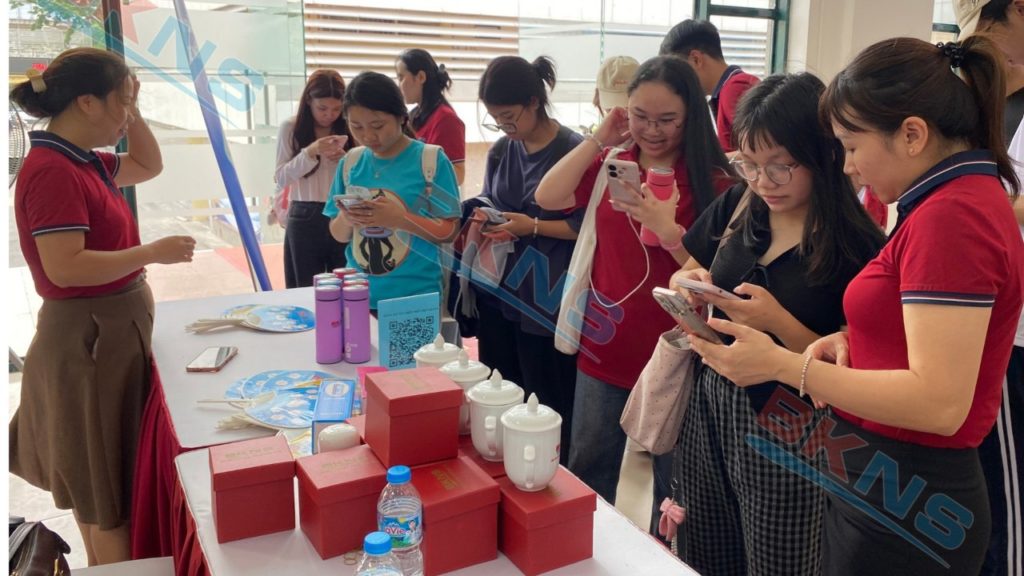 Một số hình ảnh về đội ngũ BKNS hướng dẫn đăng ký tên miền